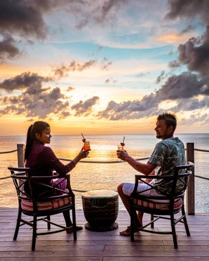 Saint Lucia Karayip Adası, Saint Lucia tropikal adasında lüks içinde bir çift, plaj kenarında erkek ve kadın ve kristal berrak okyanus St. Lucia Karayip bayramı