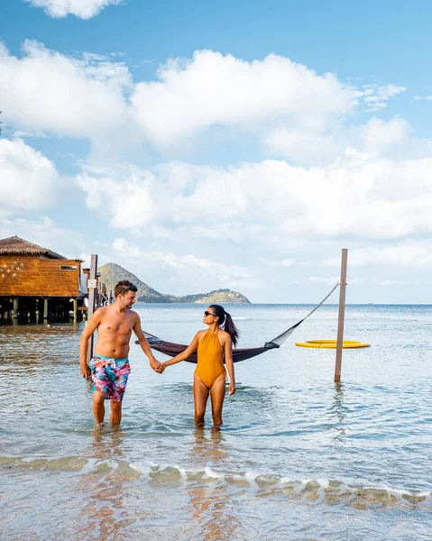 Karibik-Insel Saint Lucia, Paar auf Luxusurlaub auf der tropischen Insel Saint Lucia, Männer und Frauen am Strand und kristallklarem Meer von St. Lucia Karibik-Urlaub — Stockfoto