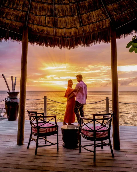 Santa Lúcia Ilha do Caribe, casal em luxo vatation na ilha tropical de Santa Lúcia, homens e mulheres pela praia e oceano cristalino de Santa Lúcia Caribe Holliday — Fotografia de Stock