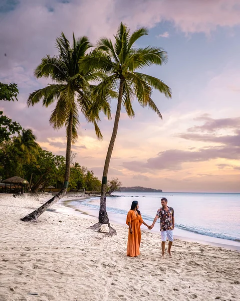 圣卢西亚加勒比岛屿，一对夫妇在圣卢西亚热带岛屿的豪华公寓里，男人和女人在海滩边，在圣卢西亚清澈的海洋边 — 图库照片
