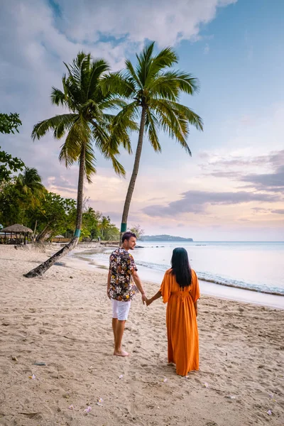 Saint Lucia Caribbean Island, koppel op luxe vatation op het tropische eiland Saint Lucia, mannen en vrouwen aan het strand en kristalheldere oceaan van St Lucia Caribbean Holliday — Stockfoto