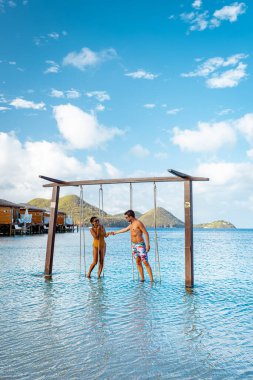 Saint Lucia Karayip Adası, Saint Lucia tropikal adasında lüks içinde bir çift, plaj kenarında erkek ve kadın ve kristal berrak okyanus St. Lucia Karayip bayramı