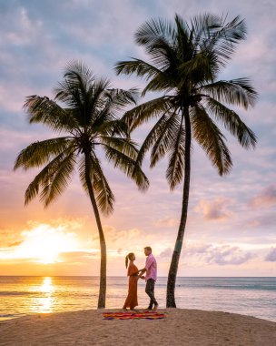 Saint Lucia Karayip Adası, Saint Lucia tropikal adasında lüks içinde bir çift, plaj kenarında erkek ve kadın ve kristal berrak okyanus St. Lucia Karayip bayramı