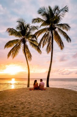 Saint Lucia Karayip Adası, Saint Lucia tropikal adasında lüks içinde bir çift, plaj kenarında erkek ve kadın ve kristal berrak okyanus St. Lucia Karayip bayramı