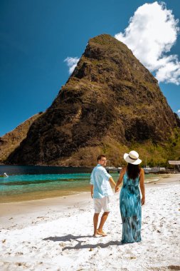 Saint Lucia Karayip Adası, Saint Lucia tropikal adasında lüks içinde bir çift, plaj kenarında erkek ve kadın ve kristal berrak okyanus St. Lucia Karayip bayramı