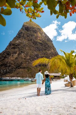 Saint Lucia Karayip Adası, Saint Lucia tropikal adasında lüks içinde bir çift, plaj kenarında erkek ve kadın ve kristal berrak okyanus St. Lucia Karayip bayramı