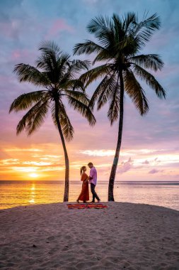 Saint Lucia Karayip Adası, Saint Lucia tropikal adasında lüks içinde bir çift, plaj kenarında erkek ve kadın ve kristal berrak okyanus St. Lucia Karayip bayramı