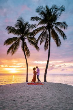 Saint Lucia Karayip Adası, Saint Lucia tropikal adasında lüks içinde bir çift, plaj kenarında erkek ve kadın ve kristal berrak okyanus St. Lucia Karayip bayramı