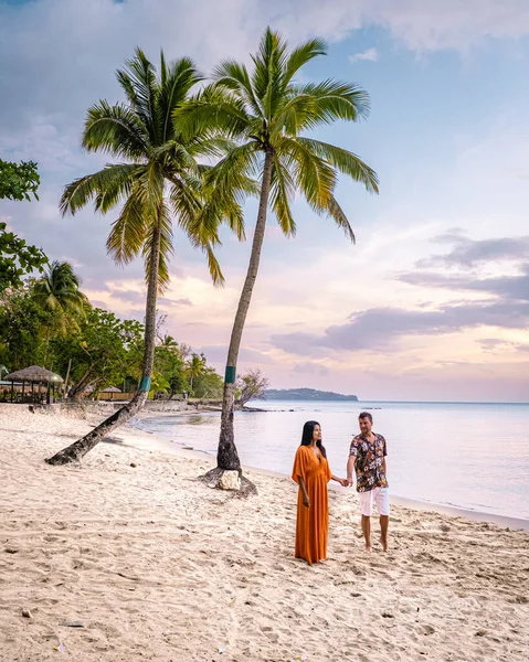 Isola dei Caraibi di Santa Lucia, coppia in lussuosa vatation presso l'isola tropicale di Santa Lucia, uomini e donne sulla spiaggia e mare cristallino di Santa Lucia Caraibi Holliday — Foto Stock