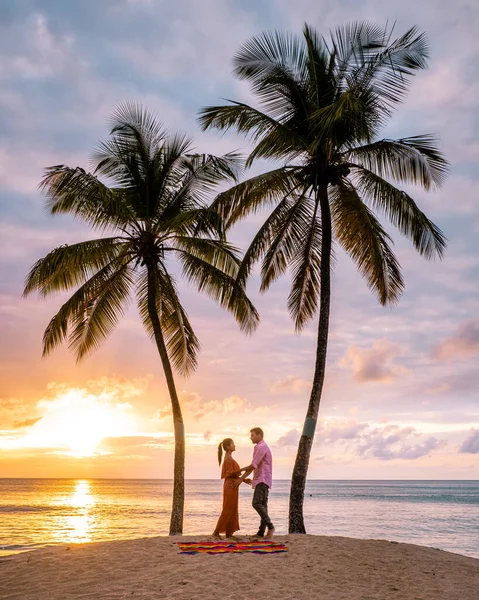 Saint Lucia Karib-szigetek, házaspár a luxus vatation a trópusi sziget Saint Lucia, férfiak és nők a strandon, és kristálytiszta óceán Szent Lucia Karib-tenger Holliday — Stock Fotó