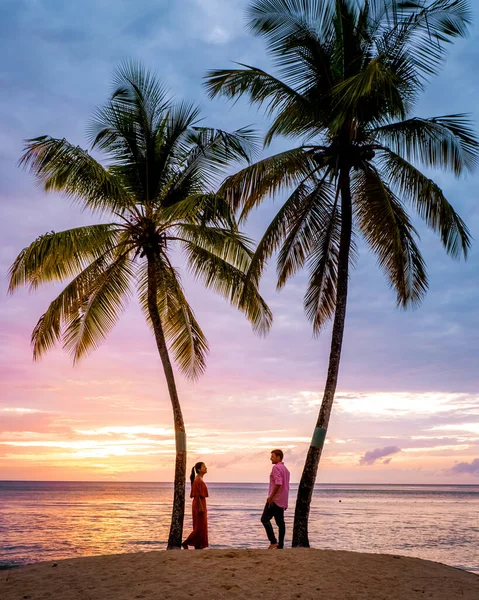 Santa Lucía Caribbean Island, pareja en vatation de lujo en la isla tropical de Santa Lucía, hombres y mujeres junto a la playa y el océano cristalino de Santa Lucía Caribbean Holliday —  Fotos de Stock