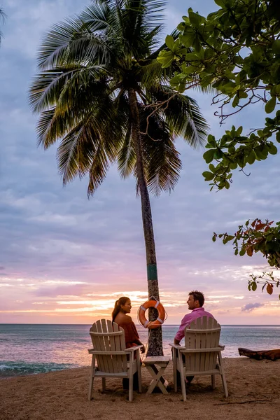 Saint Lucia Karib-szigetek, házaspár a luxus vatation a trópusi sziget Saint Lucia, férfiak és nők a strandon, és kristálytiszta óceán Szent Lucia Karib-tenger Holliday — Stock Fotó