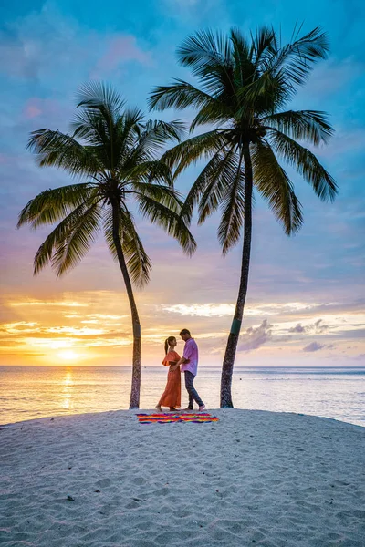 Karibik-Insel Saint Lucia, Paar auf Luxusurlaub auf der tropischen Insel Saint Lucia, Männer und Frauen am Strand und kristallklarem Meer von St. Lucia Karibik-Urlaub — Stockfoto