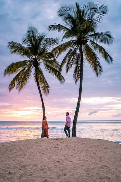 Αγία Λουκία Caribbean Island, ζευγάρι στην πολυτελή vatation στο τροπικό νησί της Αγίας Λουκίας, άνδρες και γυναίκες από την παραλία και κρυστάλλινα καθαρό ωκεανό της Αγίας Λουκίας Καραϊβικής Holliday — Φωτογραφία Αρχείου