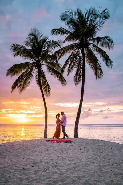 Saint Lucia Karib-szigetek, házaspár a luxus vatation a trópusi sziget Saint Lucia, férfiak és nők a strandon, és kristálytiszta óceán Szent Lucia Karib-tenger Holliday — Stock Fotó
