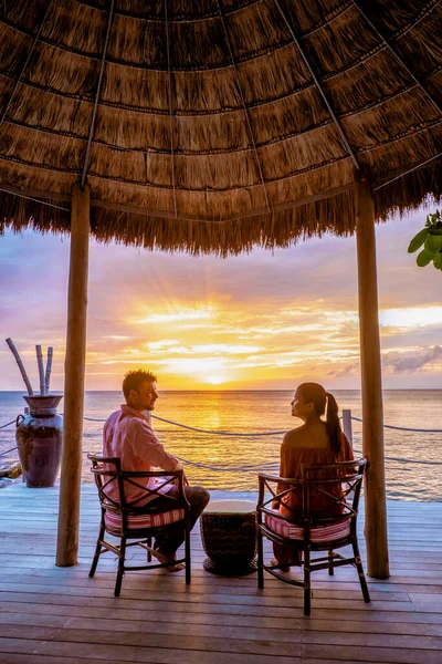 Wyspa Saint Lucia Caribbean, para na luksusowej wyspie Saint Lucia, mężczyźni i kobiety przy plaży i krystalicznie czysty ocean St Lucia Caribbean Holliday — Zdjęcie stockowe