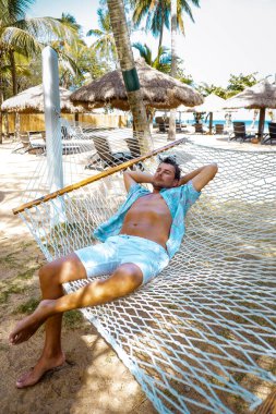 St. Lucia Karayip Adası, tatilde plajda dinlenen gençler, lüks Karayip tatili Saint Lucia