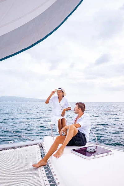 セントルシア、セントルシアまたはセントルシアの近くのカリブ海のセーリングボートから日没を見ているカップルの男性と女性 — ストック写真