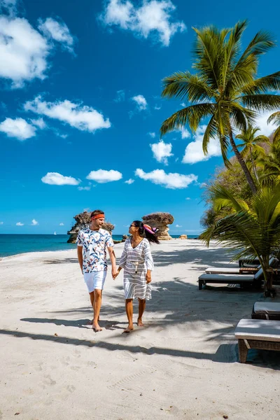 Île Sainte-Lucie Caraïbes, couple hommes et femmes en vacances à l'île tropicale de Sainte-Lucie, Anse Chastanet plage — Photo