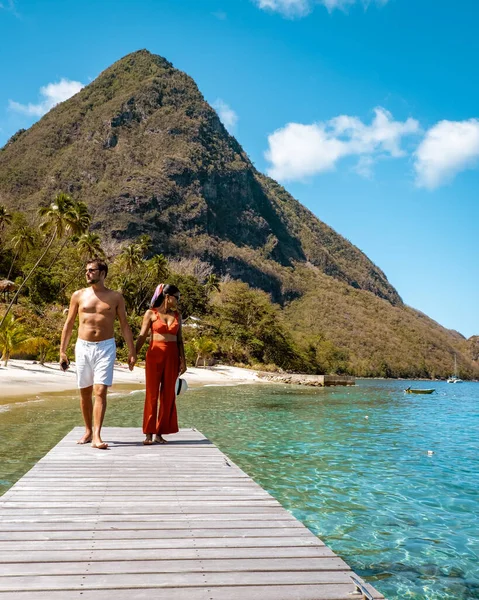 Сент-Люсія, подружжя, що під час літніх канікул гуляє на пляжі в сонячний день на пляжі Цукор, чоловіки та жінки у відпустці на тропічному острові Сент-Люсія-Кариби. — стокове фото