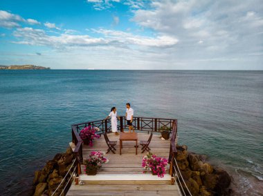 St. Lucia tropikal adasında tatil yapan çift, gün batımını izleyen erkek ve kadın Saint Lucia Karayipleri