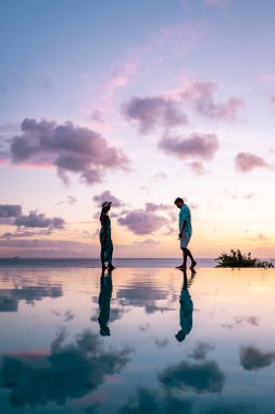 St. Lucia tropikal adasında tatil yapan çift, gün batımını izleyen erkek ve kadın Saint Lucia Karayipleri