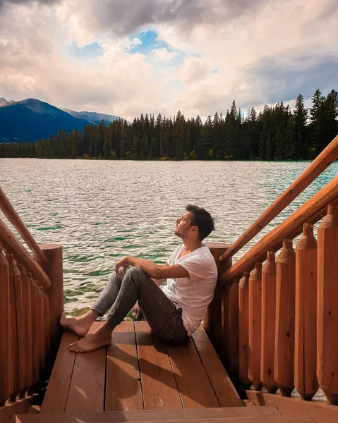 Jasper ciudad Canadá, chico a orillas del lago, salida del sol por el lago en Jasper, Lac Beauvert Alberta Canadian Rockies Canada — Foto de Stock