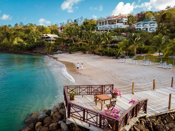 Karibik St. Lucia, Paar im Urlaub auf der tropischen Insel St. Lucia, Männer und Frauen auf Abenteuerreise — Stockfoto