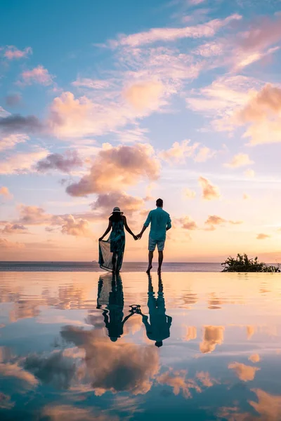 Karibik St. Lucia, Paar im Urlaub auf der tropischen Insel St. Lucia, Männer und Frauen auf Abenteuerreise — Stockfoto