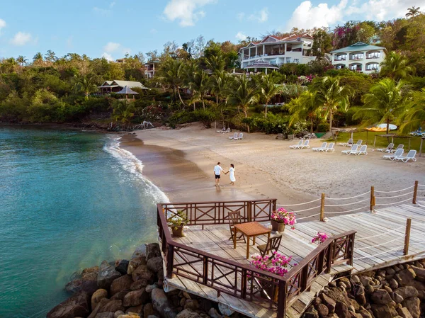 Karibik St. Lucia, Paar im Urlaub auf der tropischen Insel St. Lucia, Männer und Frauen auf Abenteuerreise — Stockfoto