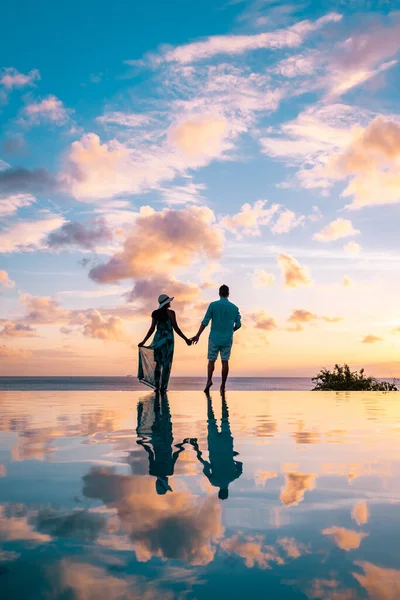 St. Lucia tropikal adasında tatil yapan çift, gün batımını izleyen erkek ve kadın Saint Lucia Karayipleri — Stok fotoğraf