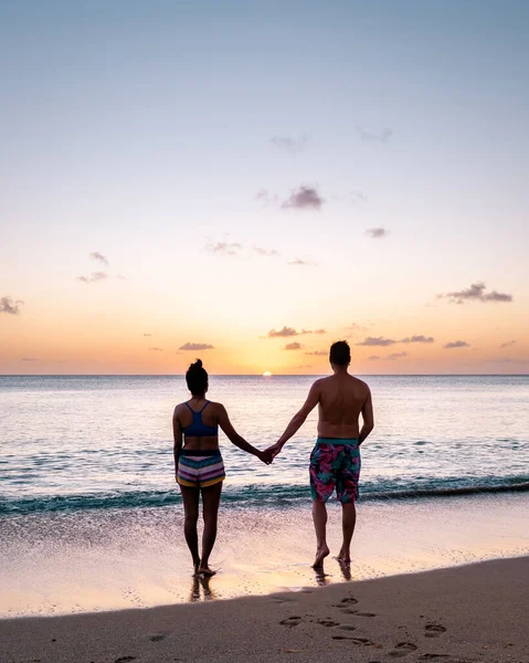 Ζευγάρι με τα πόδια στην παραλία κατά τη διάρκεια του ηλιοβασιλέματος στο νησί της Αγίας Λουκίας, τροπική παραλία — Φωτογραφία Αρχείου