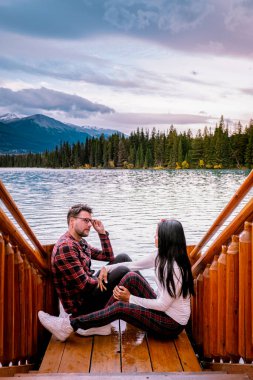Jasper kasabası Kanada, göl kıyısında bir çift, Jasper Gölü 'nde gün doğumu, Beauvert Gölü Alberta Kanada Kayalıkları
