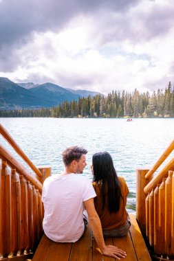 Jasper kasabası Kanada, göl kıyısında bir çift, Jasper Gölü 'nde gün doğumu, Beauvert Gölü Alberta Kanada Kayalıkları