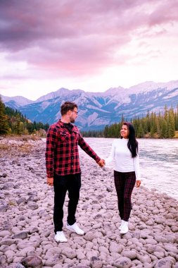 Jasper kasabası Kanada, göl kıyısında bir çift, Jasper Gölü 'nde gün doğumu, Beauvert Gölü Alberta Kanada Kayalıkları