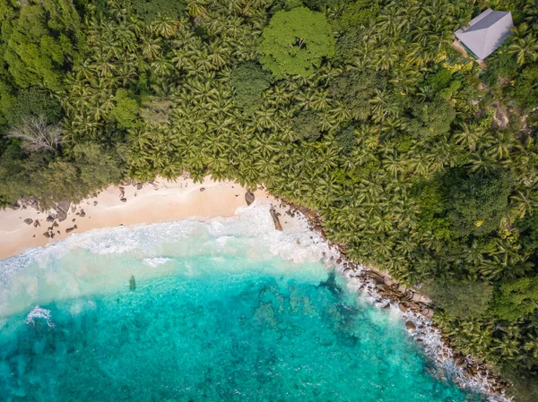 Karibik St. Lucia, Paar im Urlaub auf der tropischen Insel St. Lucia, Männer und Frauen auf Abenteuerreise — Stockfoto