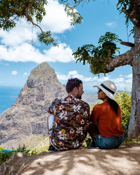 Couple hiking in the mountains Saint Lucia Caribbean, nature trail in the jungle of Saint Lucia with a look at the huge Pitons — ストック写真