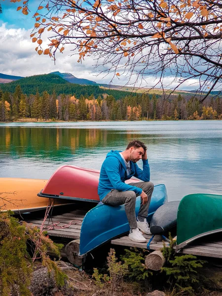 Jasper town Canada, men at lakeshore, sunrise by the lake at Jasper , Lac Beauvert Alberta Canadian Rockies Canada — Stock Photo, Image