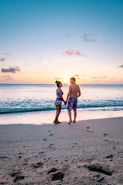 セントルシアの熱帯の島で休暇中のカップル男性と女性日没を見ているセントルシアカリブ海 — ストック写真
