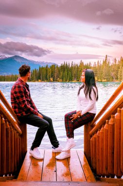 Jasper kasabası Kanada, göl kıyısında bir çift, Jasper Gölü 'nde gün doğumu, Beauvert Gölü Alberta Kanada Kayalıkları
