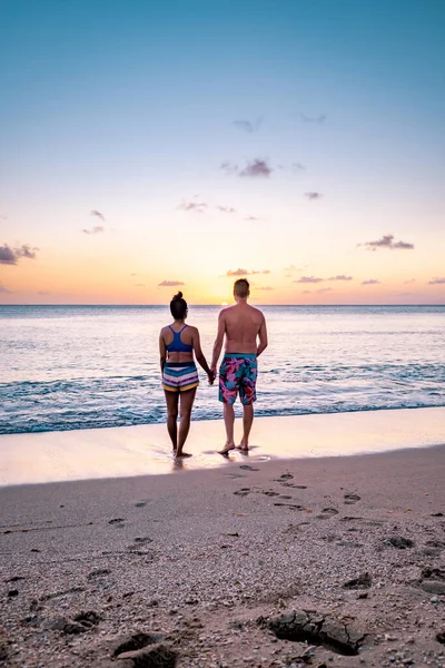 Santa Lucía caribe, pareja de vacaciones en la isla tropical de Santa Lucía, hombres y mujeres en viaje de aventura —  Fotos de Stock