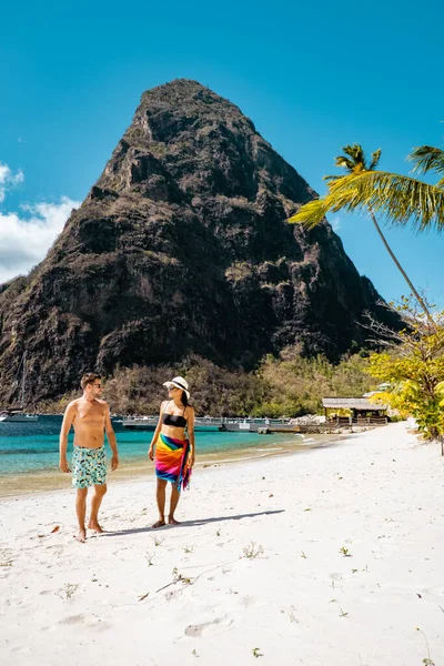 Santa Lucía, pareja caminando en la playa durante las vacaciones de verano en un día soleado en la playa de Sugar, hombres y mujeres de vacaciones en la isla tropical de Santa Lucía Caribe —  Fotos de Stock