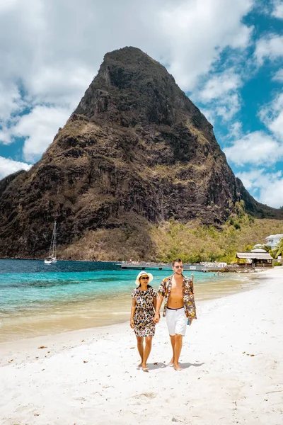 Santa Lucía, pareja caminando en la playa durante las vacaciones de verano en un día soleado en la playa de Sugar, hombres y mujeres de vacaciones en la isla tropical de Santa Lucía Caribe —  Fotos de Stock