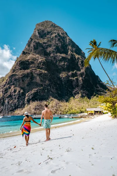 セントルシア、夏の休暇中にビーチを歩くカップルシュガービーチで晴れた日にカリブ海の熱帯島で休暇中の男性と女性 — ストック写真