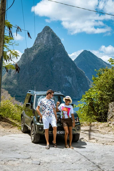 Karaiby Saint Lucia, para na wakacjach na tropikalnej wyspie St Lucia, mężczyźni i kobiety na wycieczce — Zdjęcie stockowe