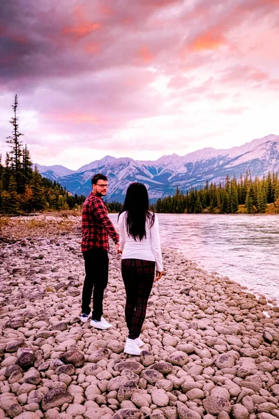 Jasper ville Canada, couple au bord du lac, lever de soleil au bord du lac à Jasper, Lac Beauvert Alberta Rocheuses canadiennes Canada — Photo