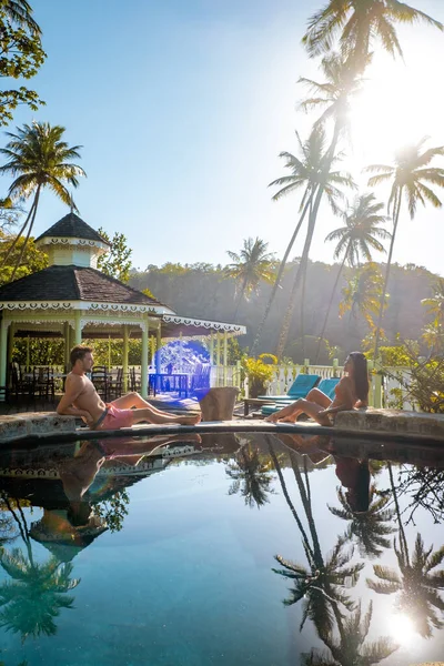 Santa Lucía caribe, pareja de vacaciones en la isla tropical de Santa Lucía, hombres y mujeres en viaje de aventura — Foto de Stock