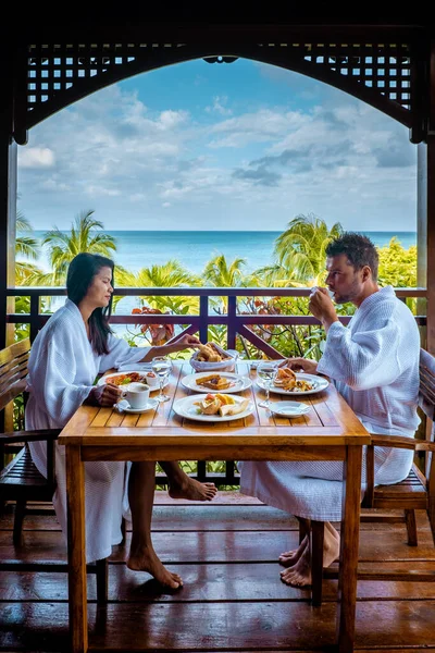 Santa Lucía caribe, pareja de vacaciones en la isla tropical de Santa Lucía, hombres y mujeres en viaje de aventura — Foto de Stock