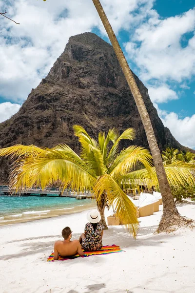 Karibik St. Lucia, Paar im Urlaub auf der tropischen Insel St. Lucia, Männer und Frauen auf Abenteuerreise — Stockfoto