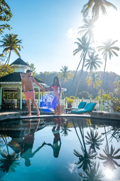 성 루시아 카리브해, 열 대의 세인트 루시아 섬에서 휴가를 보내고 있는 남녀, 매혹적 인 여행을 하고 있는 남녀 — 스톡 사진